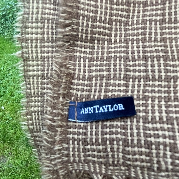 Ann Taylor Brown 100% Wool Scarf Made In Italy Women’s - Picture 3 of 4